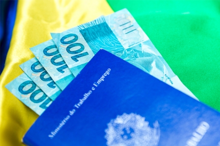 Sem programa de recuperação de emprego, governo quer mexer nas férias do trabalhador