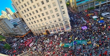 Cerca de 30 mil pessoas tomam as ruas de Porto Alegre e exigem vacina e fora Bolsonaro