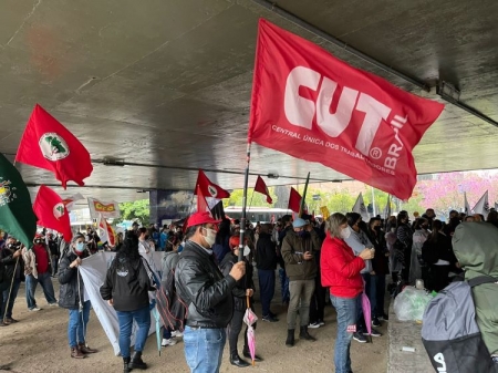 Chuva não impede Grito dos Excluídos e ato “Fora Bolsonaro” em Porto Alegre