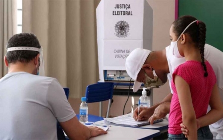 Quem completa 16 anos até 2 de outubro pode tirar título de eleitor até 4 de maio