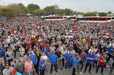 Metalúrgicos decidem parar após Mercedes-Benz anunciar demissões no ABC