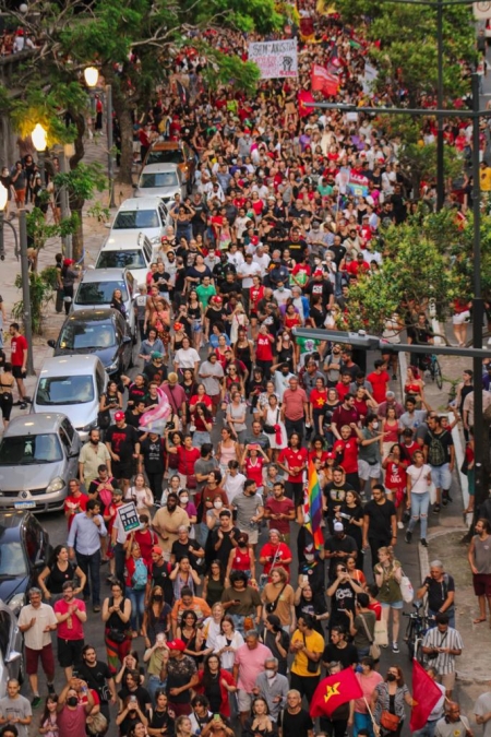 Mais de 20 mil protestam em Porto Alegre por democracia e sem anistia