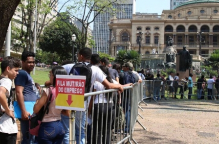 Trabalho sem carteira assinada bateu recorde no último ano do governo de Bolsonaro