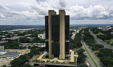 Copom descarta acelerar queda da Selic e cita inflação ainda elevada