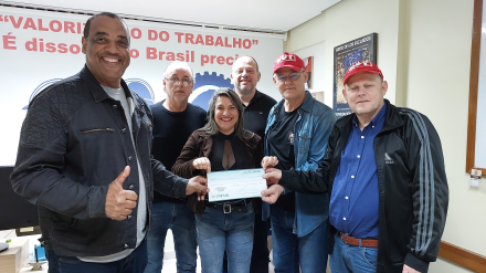 Metalúrgicos entregam cheque para campanha de solidariedade da CUT-RS