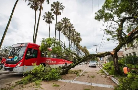 Impactos do temporal em Porto Alegre evidenciam consequências da privatização