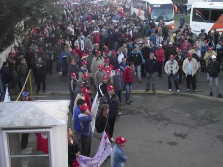 Em Canoas, MPA e metalúrgicos mobilizam-se em frente a AGCO e International