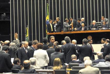 Deputados ampliam para até 90 dias aviso prévio de trabalhador