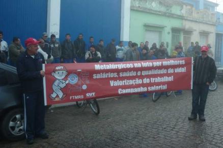 Metalúrgicos vão para a porta de fábrica em Pelotas