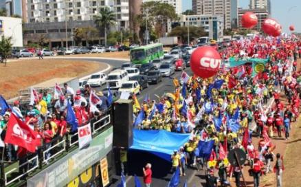 Mais de dez mil manifestantes ocupam a Esplanada pelos 10% do PIB, por combate à precarização e garantia de direitos