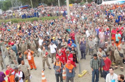 Cerca de três mil trabalhadores do Polo Naval protestam em Rio Grande